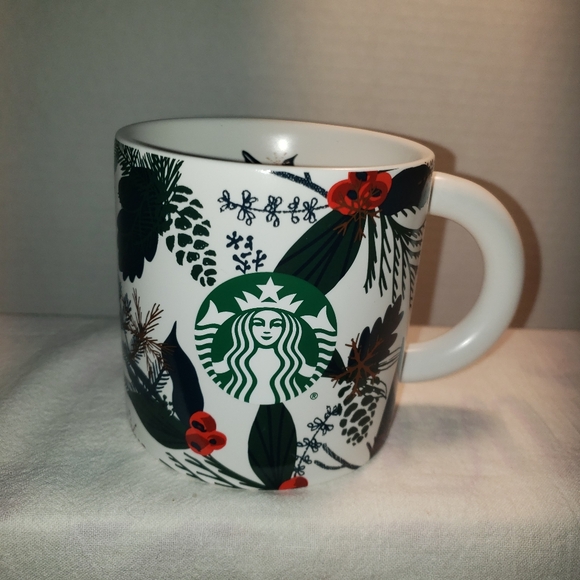 Beautiful 2021 Starbucks Red Berries and Holly Christmas Mug - Picture 1 of 7